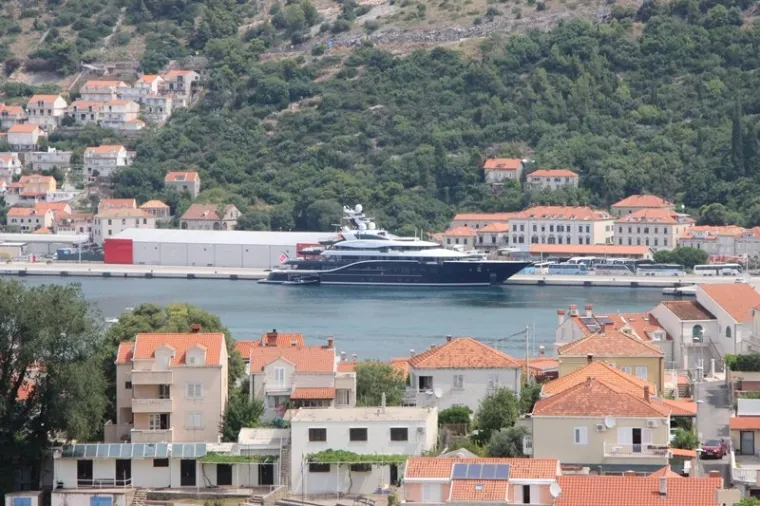 Tko je misteriozni vlasnik luksuzne jahte u Gružu? Povezivala se s ruskim oligarhom Kerimovom...