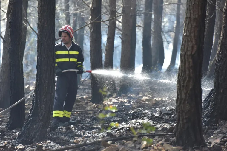 Kapa do poda! Nakon cijelonoćne borbe s vatrenom stihijom požar stavljen pod kontrolu, ali nije još gotovo