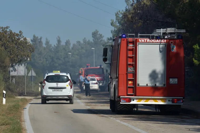 Kapa do poda! Nakon cijelonoćne borbe s vatrenom stihijom požar stavljen pod kontrolu, ali nije još gotovo
