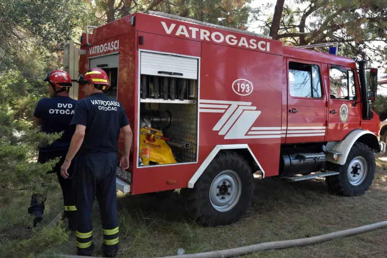 Kapa do poda! Nakon cijelonoćne borbe s vatrenom stihijom požar stavljen pod kontrolu, ali nije još gotovo