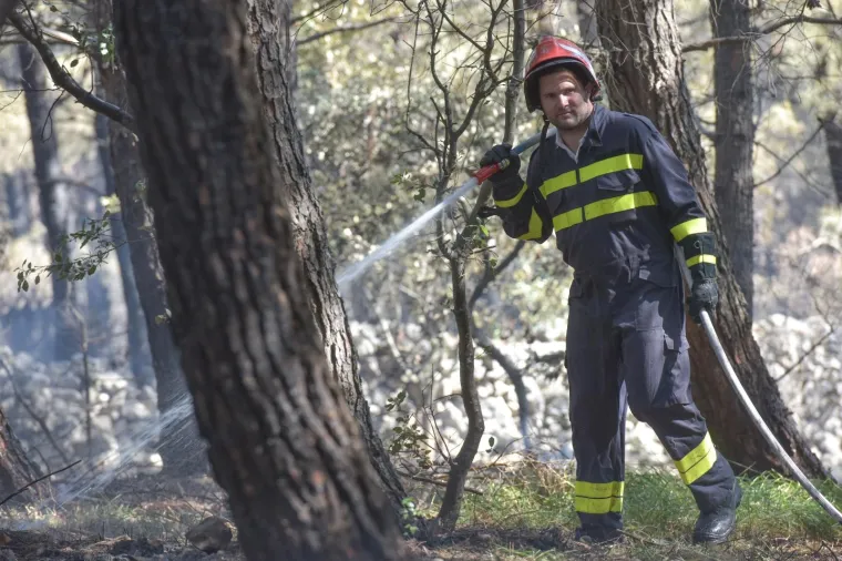 Kapa do poda! Nakon cijelonoćne borbe s vatrenom stihijom požar stavljen pod kontrolu, ali nije još gotovo