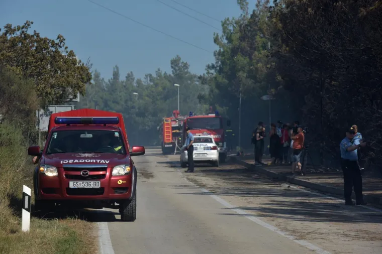 Kapa do poda! Nakon cijelonoćne borbe s vatrenom stihijom požar stavljen pod kontrolu, ali nije jo&scaron; gotovo