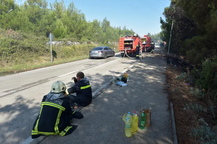 Kapa do poda! Nakon cijelonoćne borbe s vatrenom stihijom požar stavljen pod kontrolu, ali nije jo&scaron; gotovo