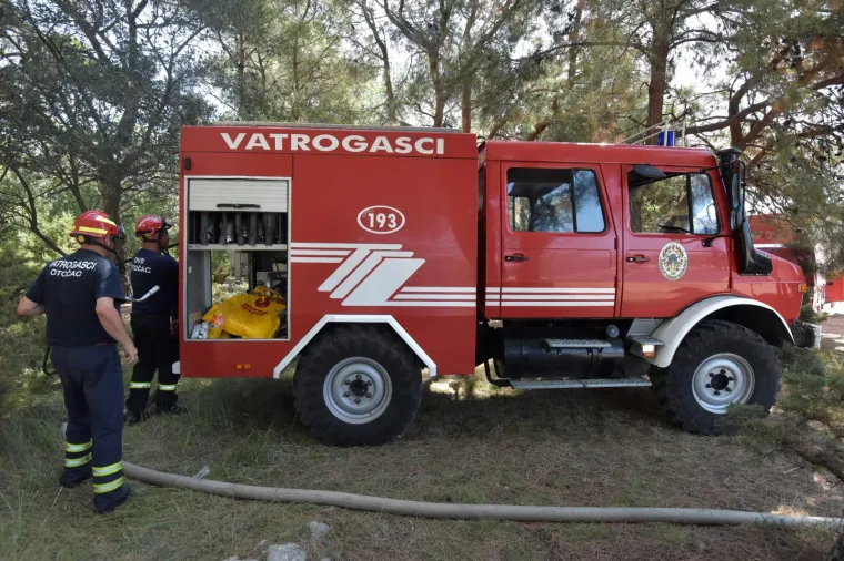 Kapa do poda! Nakon cijelonoćne borbe s vatrenom stihijom požar stavljen pod kontrolu, ali nije jo&scaron; gotovo