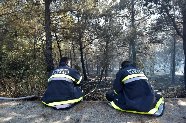Kapa do poda! Nakon cijelonoćne borbe s vatrenom stihijom požar stavljen pod kontrolu, ali nije jo&scaron; gotovo
