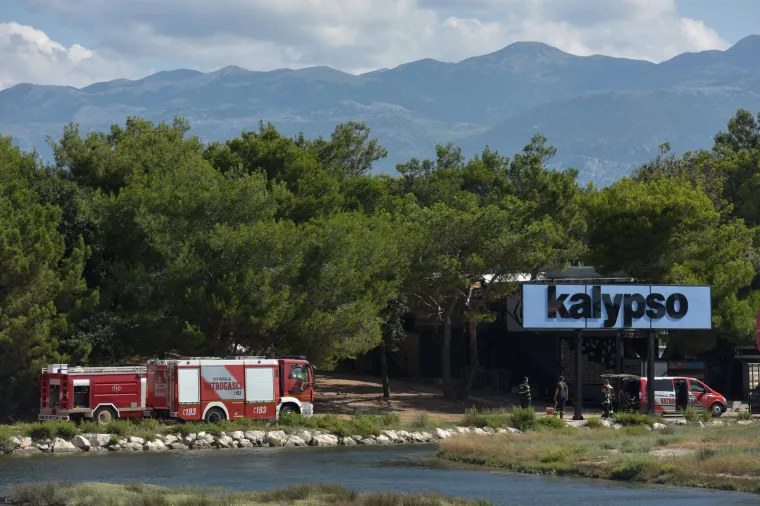PLANUO VELIKI POŽAR U BLIZINI PLAŽE ZRĆE: Vatrogasci ga jutros stavili pod kontrolu