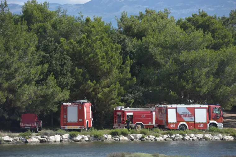 PLANUO VELIKI POŽAR U BLIZINI PLAŽE ZRĆE: Vatrogasci ga jutros stavili pod kontrolu