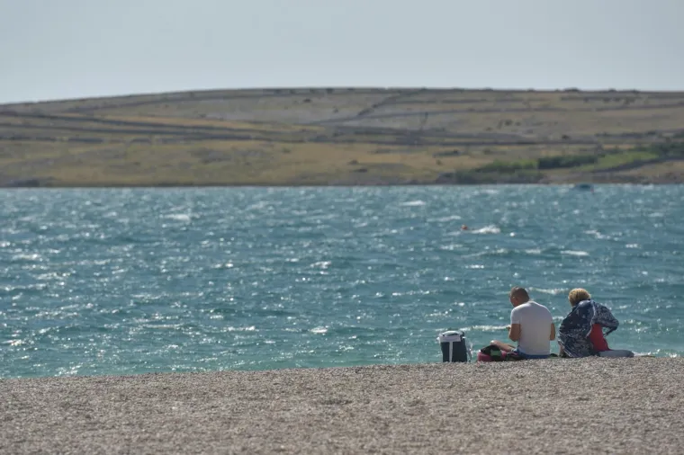 PLANUO VELIKI POŽAR U BLIZINI PLAŽE ZRĆE: Vatrogasci ga jutros stavili pod kontrolu