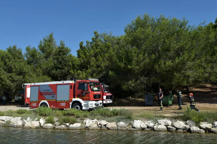 PLANUO VELIKI POŽAR U BLIZINI PLAŽE ZRĆE: Vatrogasci ga jutros stavili pod kontrolu