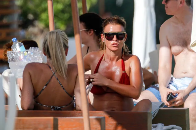 MUKE PO BUJNOM POPRSJU: Supruzi Waynea Rooneyja minijaturan bikini zadavao probleme na plaži