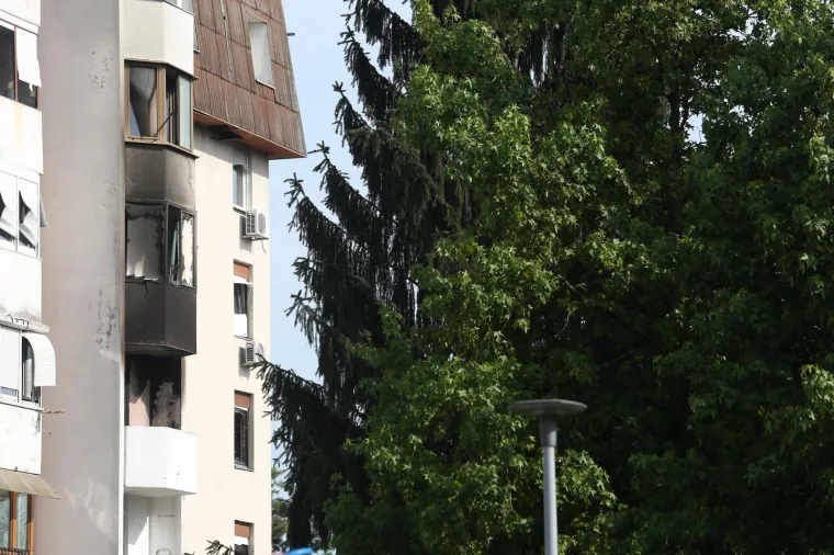 Vatrogasci i policija u Stenjevcu u ulici Male putine gdje je u u stambenoj zgradi doslo do eksplozije plina