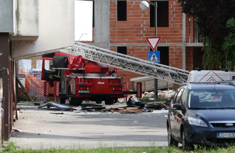 Vatrogasci i policija u Stenjevcu u ulici Male putine gdje je u u stambenoj zgradi doslo do eksplozije plina