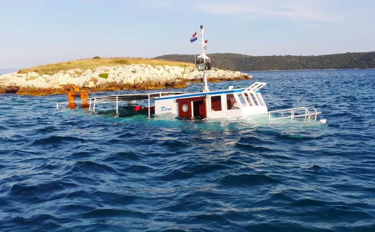 Tijekom plovidbe na izletničkoj ruti članovi posade primjetili su snažniji prodor mora u potpalublju, zbog čega je brod počeo ubrzano tonuti