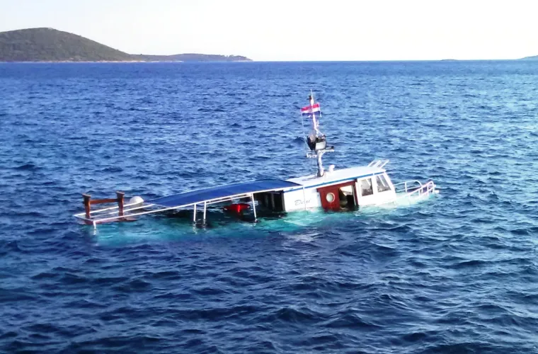 Tijekom plovidbe na izletničkoj ruti članovi posade primjetili su snažniji prodor mora u potpalublju, zbog čega je brod počeo ubrzano tonuti