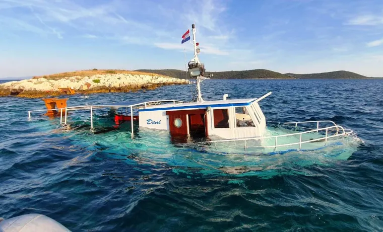 Tijekom plovidbe na izletničkoj ruti članovi posade primjetili su snažniji prodor mora u potpalublju, zbog čega je brod počeo ubrzano tonuti