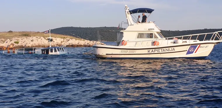 Tijekom plovidbe na izletničkoj ruti članovi posade primjetili su snažniji prodor mora u potpalublju, zbog čega je brod počeo ubrzano tonuti