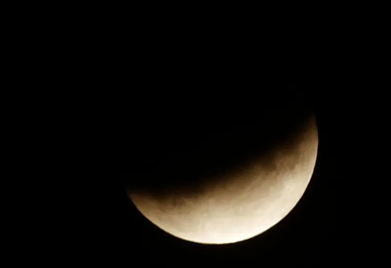 Sjajan doživljaj! Pogledajte kako je na nebu iznad Hrvatske izgledala djelomična pomračina Mjeseca