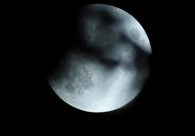 Sjajan doživljaj! Pogledajte kako je na nebu iznad Hrvatske izgledala djelomična pomračina Mjeseca