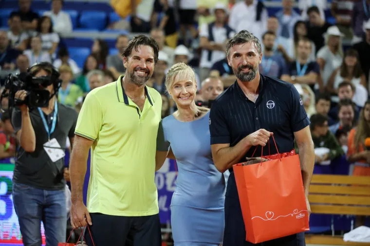 Dvoboj pred nekoliko tisuća gledatelja na stadionu Gorana Ivani&scaron;evića pro&scaron;ao je uglavnom u nadmoći legendarnog hrvatskog tenisača i wimbledonskog pobjednika iz 2001. godine, ali je i 46-godi&scaron;nji Australac podsjetio na svoje sjajne igračke dane sjajnim potezima na mreži.