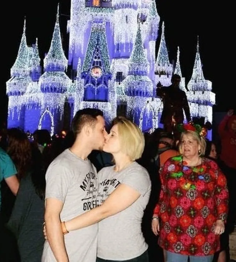 JADNI NEMAJU POJMA DA SU ISPALI IDIOTI: Nabrušene svekrve i nezgodne pozadine doista mogu pokvariti dojam