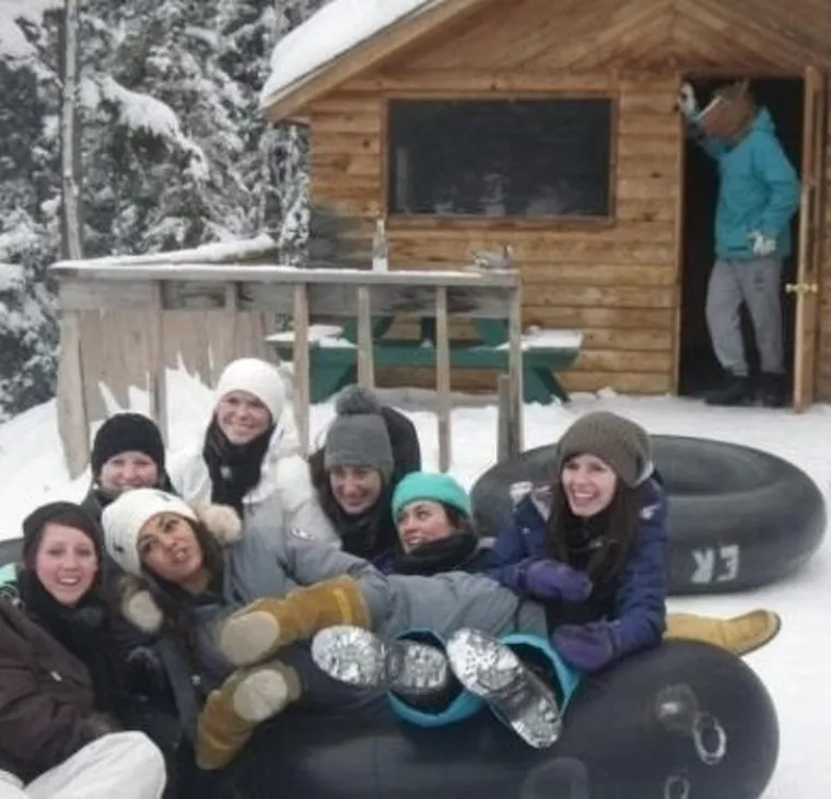 JADNI NEMAJU POJMA DA SU ISPALI IDIOTI: Nabrušene svekrve i nezgodne pozadine doista mogu pokvariti dojam