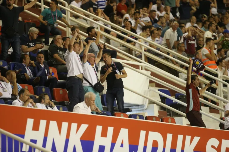 Pogledajte dramatične trenutke! Navijači utrčali na travnjak i poku&scaron;ali napasti igrače Hajduka!