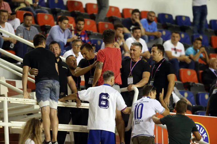 Pogledajte dramatične trenutke! Navijači utrčali na travnjak i poku&scaron;ali napasti igrače Hajduka!