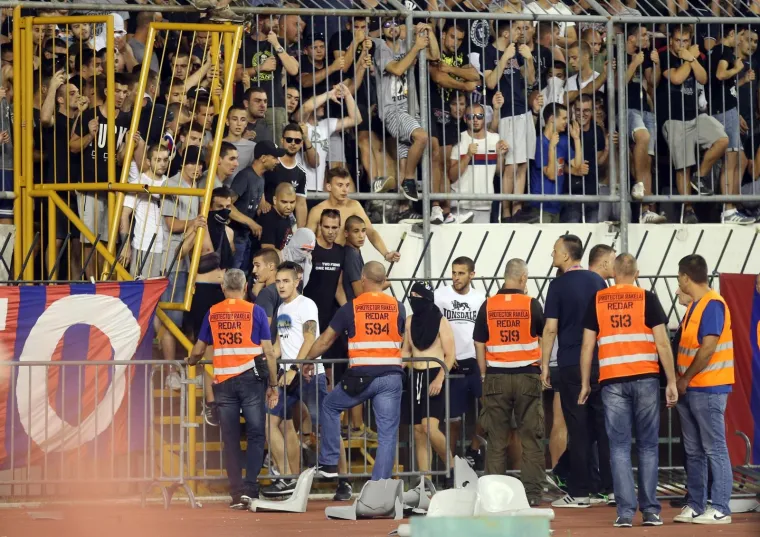 Pogledajte dramatične trenutke! Navijači utrčali na travnjak i poku&scaron;ali napasti igrače Hajduka!