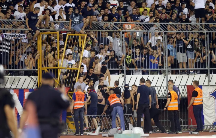 Pogledajte dramatične trenutke! Navijači utrčali na travnjak i poku&scaron;ali napasti igrače Hajduka!