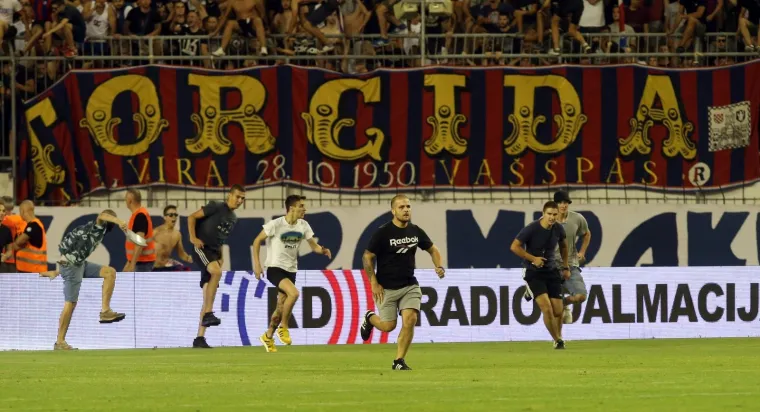 Pogledajte dramatične trenutke! Navijači utrčali na travnjak i poku&scaron;ali napasti igrače Hajduka!