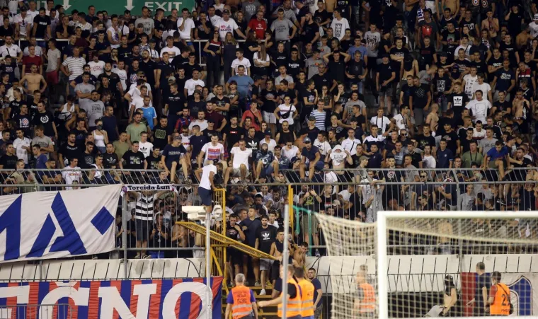 Pogledajte dramatične trenutke! Navijači utrčali na travnjak i poku&scaron;ali napasti igrače Hajduka!