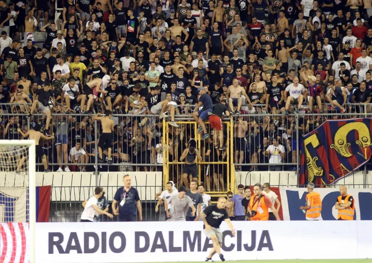 Pogledajte dramatične trenutke! Navijači utrčali na travnjak i poku&scaron;ali napasti igrače Hajduka!