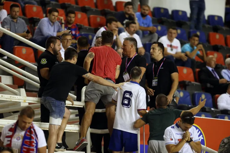 Pogledajte dramatične trenutke! Navijači utrčali na travnjak i poku&scaron;ali napasti igrače Hajduka!