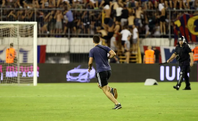 Pogledajte dramatične trenutke! Navijači utrčali na travnjak i poku&scaron;ali napasti igrače Hajduka!