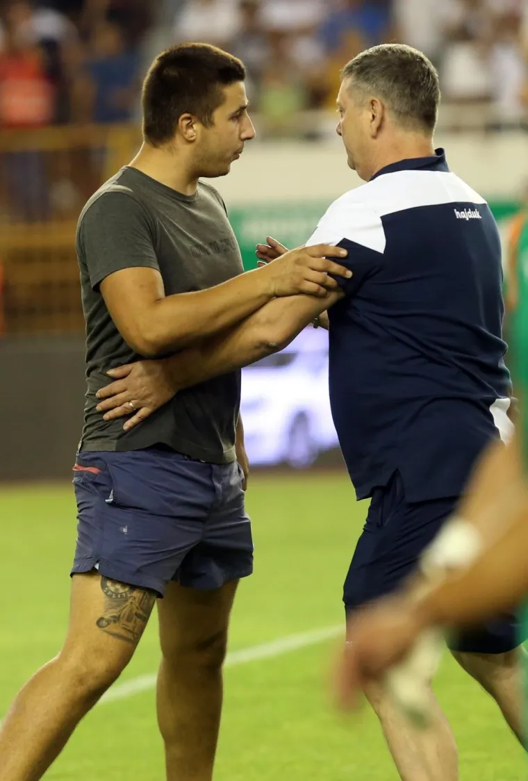 Pogledajte dramatične trenutke! Navijači utrčali na travnjak i poku&scaron;ali napasti igrače Hajduka!