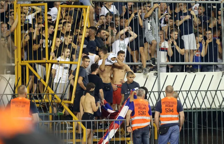 Pogledajte dramatične trenutke! Navijači utrčali na travnjak i poku&scaron;ali napasti igrače Hajduka!