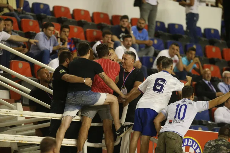 Pogledajte dramatične trenutke! Navijači utrčali na travnjak i poku&scaron;ali napasti igrače Hajduka!