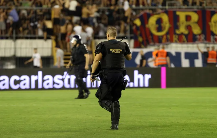 Pogledajte dramatične trenutke! Navijači utrčali na travnjak i poku&scaron;ali napasti igrače Hajduka!