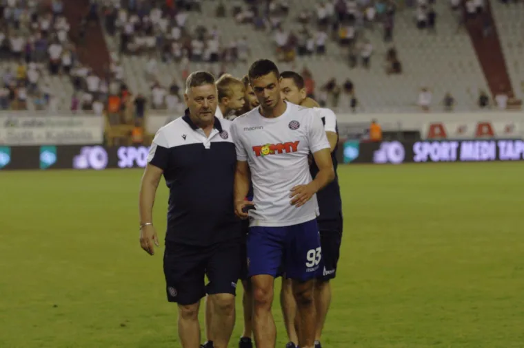 Pogledajte dramatične trenutke! Navijači utrčali na travnjak i poku&scaron;ali napasti igrače Hajduka!