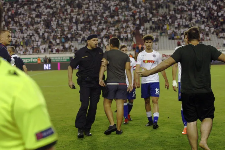 Pogledajte dramatične trenutke! Navijači utrčali na travnjak i poku&scaron;ali napasti igrače Hajduka!