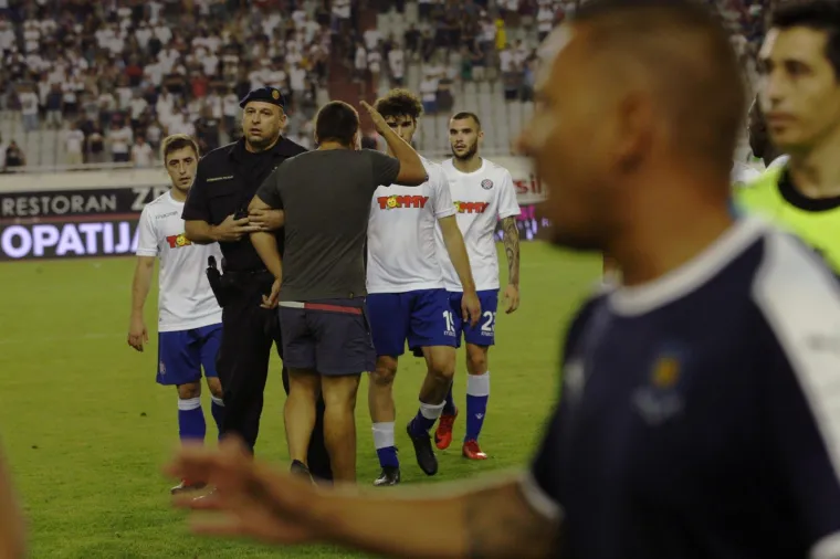 Pogledajte dramatične trenutke! Navijači utrčali na travnjak i poku&scaron;ali napasti igrače Hajduka!