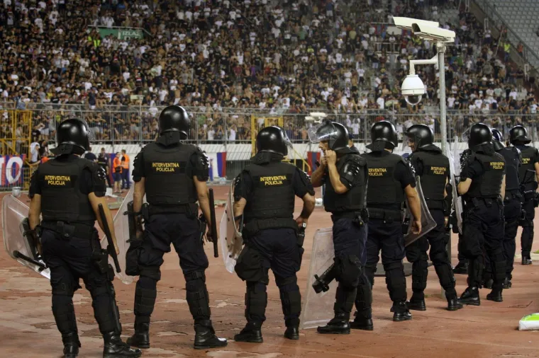 Pogledajte dramatične trenutke! Navijači utrčali na travnjak i poku&scaron;ali napasti igrače Hajduka!