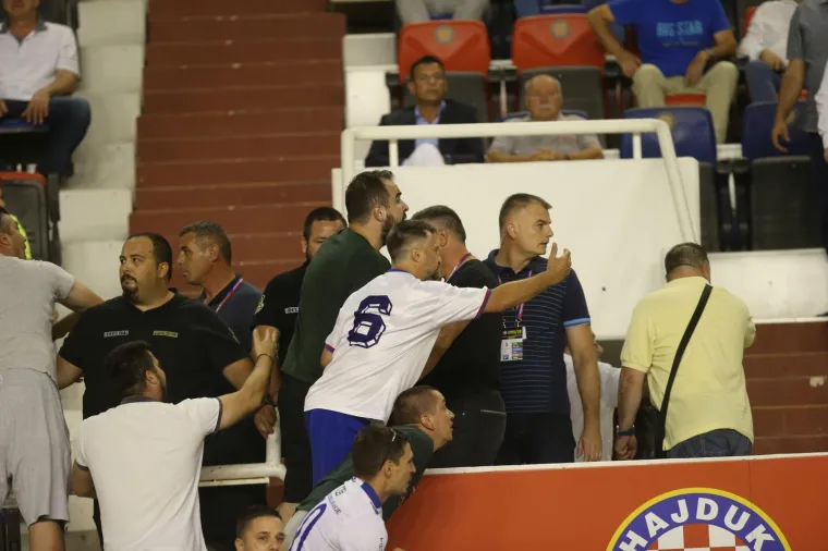 Pogledajte dramatične trenutke! Navijači utrčali na travnjak i poku&scaron;ali napasti igrače Hajduka!