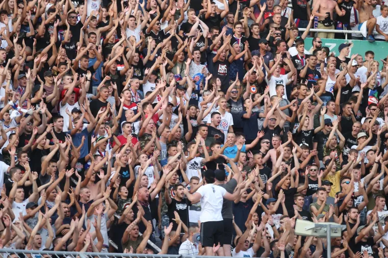 Skupina navijača je nakon zavr&scaron;etka utakmice utrčala na travnjak i poku&scaron;ala napasti igrače, ali ih je u tome spriječila policija. Nekoliko navijača čak se probilo do centra.