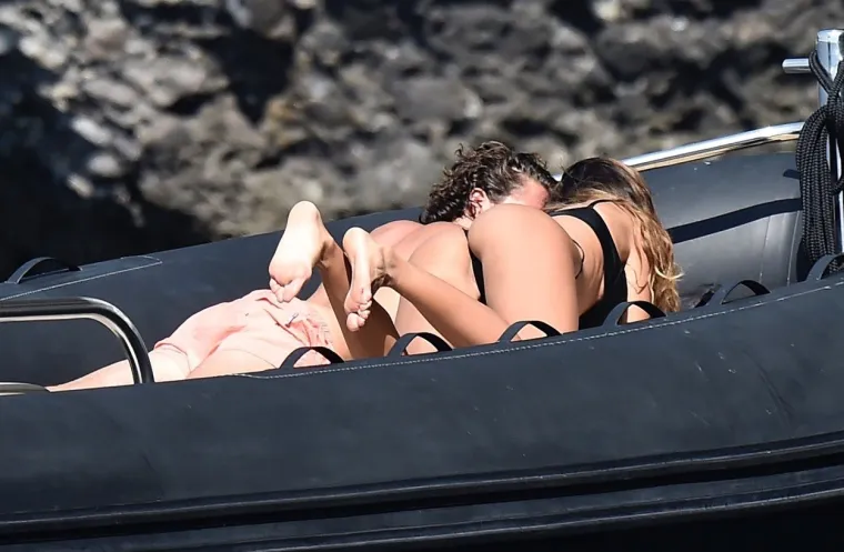 OPUSTILI SE MISLEĆI DA SU SAMI: Bivši dečko Heidi Klum ne skida pogled sa zamamnih oblina fatalne Rumunjke