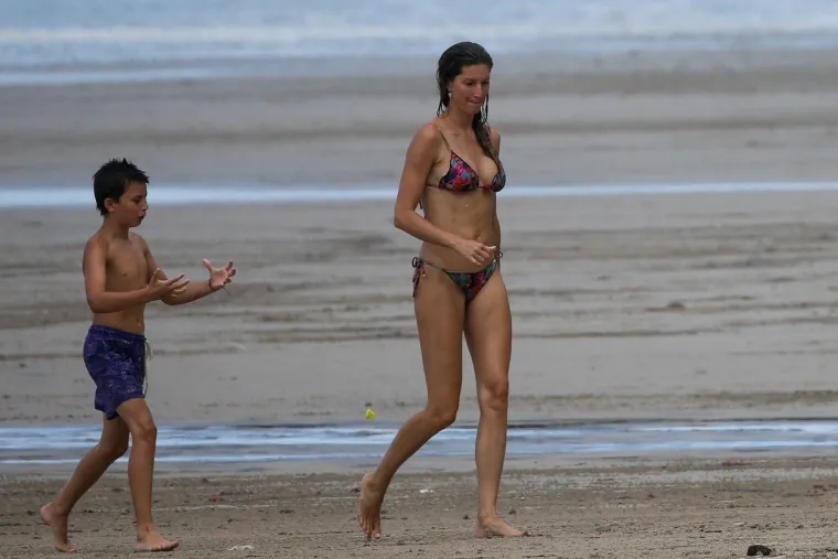 VRUĆE PIPKANJE NA PLAŽI: DiCaprijeva bivša djevojka jedva obuzdala strasti s prezgodnim nogometašem