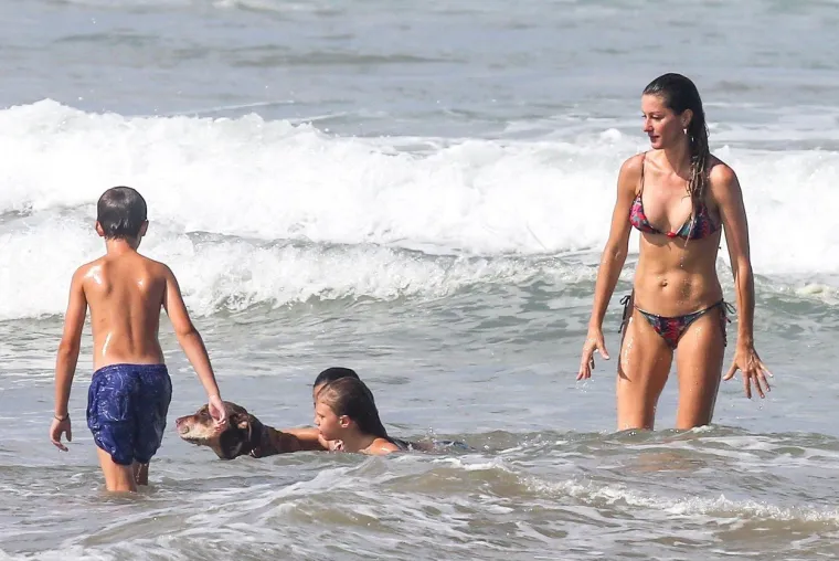 Bivša djevojka holivudskog glumca Leonarda DiCaprija svoje je savršeno manekensko tijelo ponosno pokazala u minijaturnom bikiniju s tangicama.