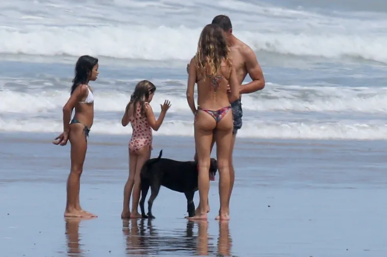 VRUĆE PIPKANJE NA PLAŽI: DiCaprijeva bivša djevojka jedva obuzdala strasti s prezgodnim nogometašem
