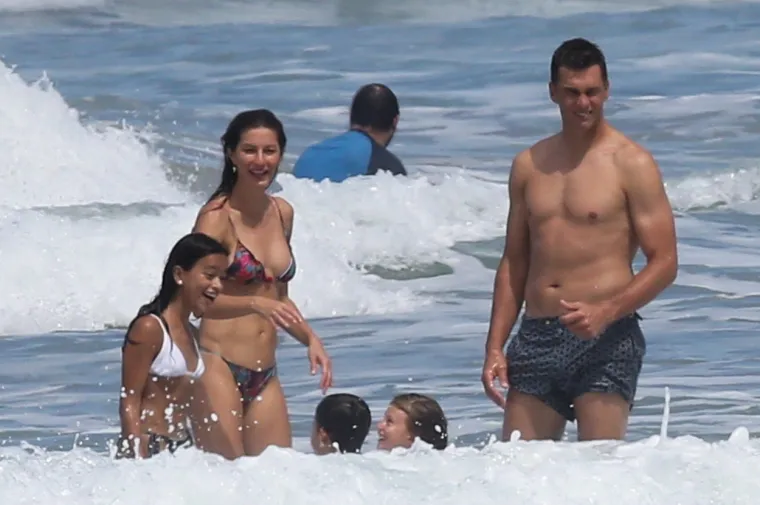 VRUĆE PIPKANJE NA PLAŽI: DiCaprijeva biv&scaron;a djevojka jedva obuzdala strasti s prezgodnim nogometa&scaron;em