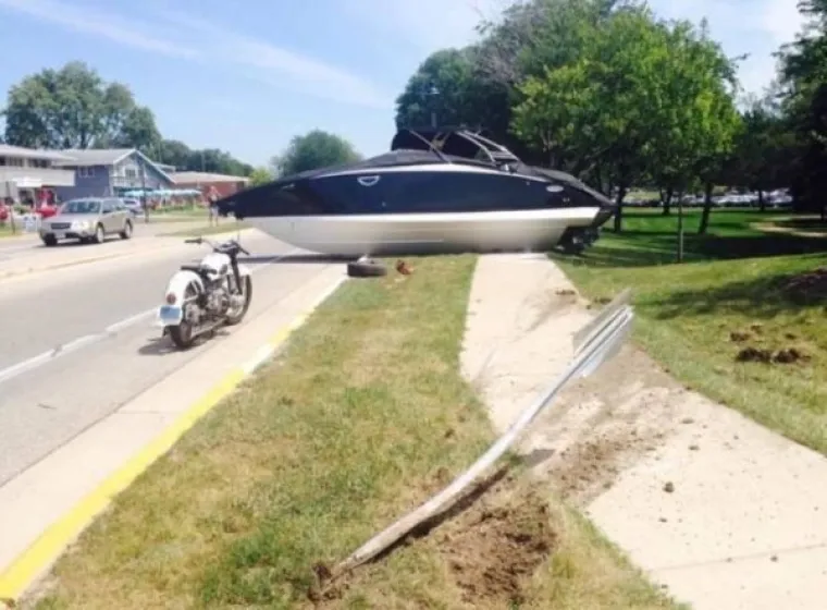 IMAMO TAKO PUNO PITANJA, A TAKO MALO ODGOVORA: Za&scaron;to je beba u lateksu? Gitara od slanine? Opasna kava...